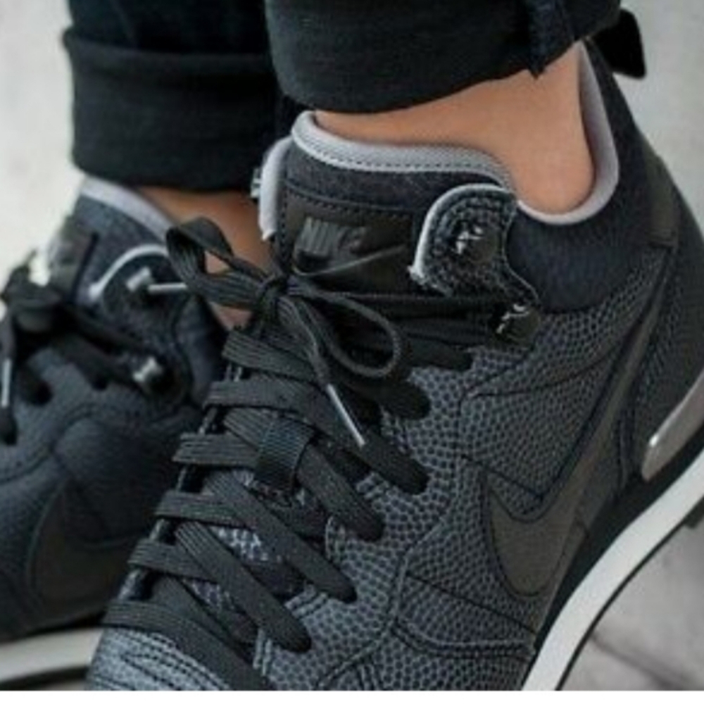 NIKE Internationalist Mid Leather Sneaker size 7.5